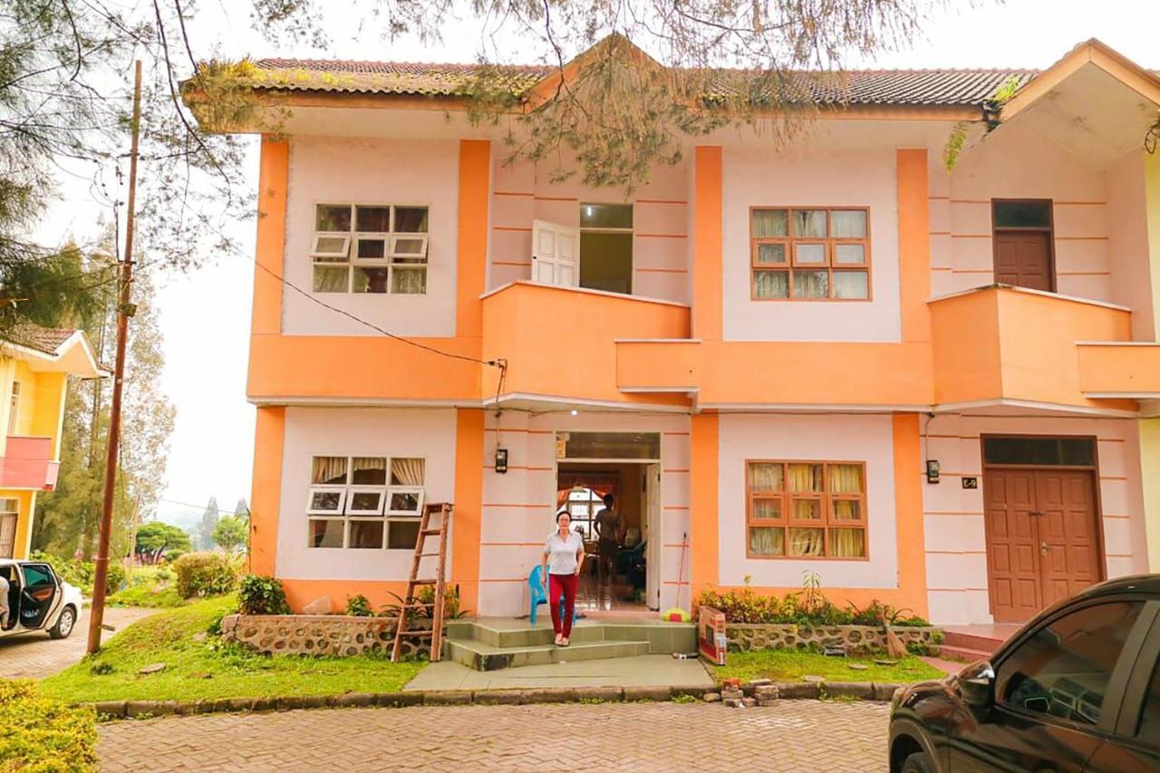 Villa Bukit Indah Brastagi / Berastagi Exterior photo